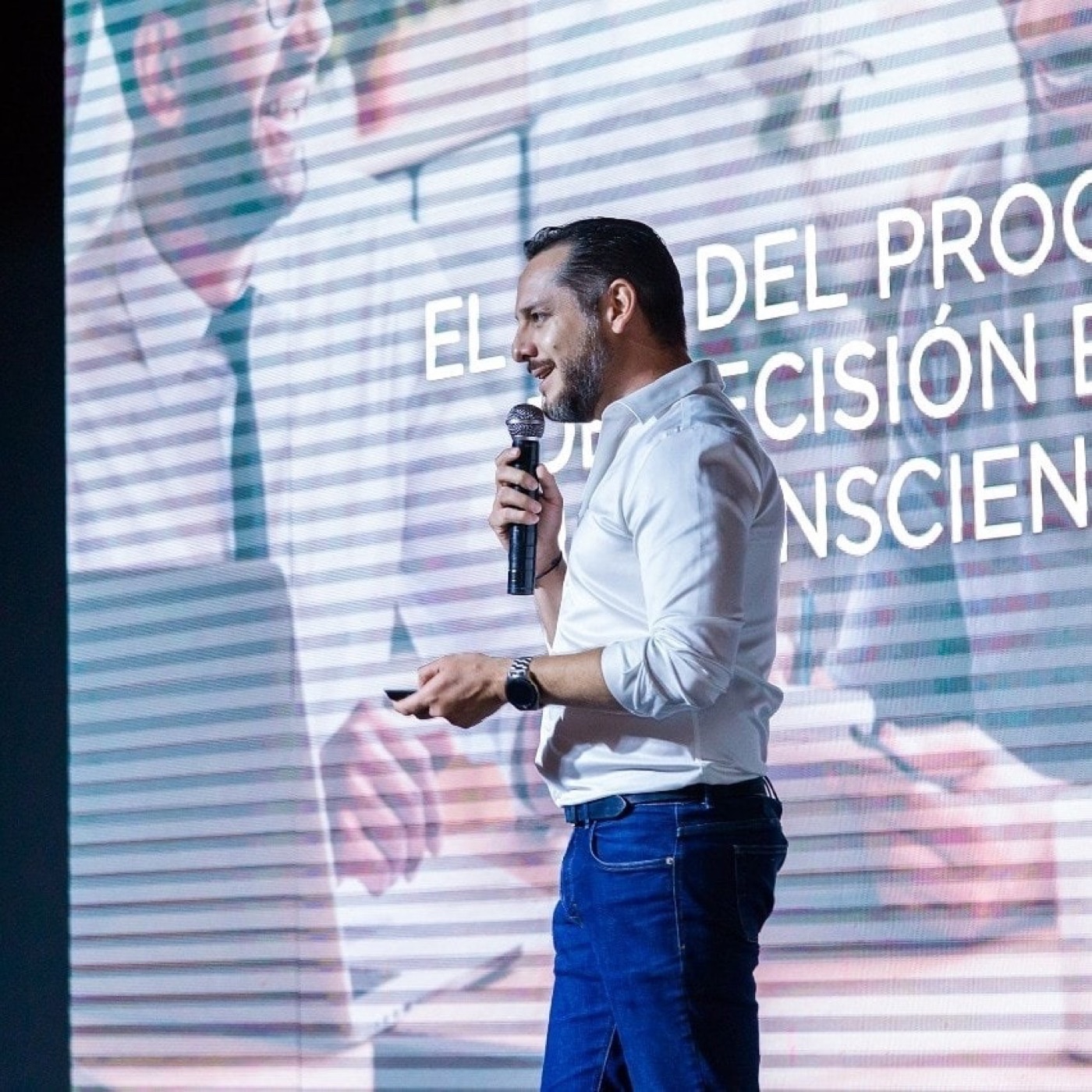 Jaime González como speaker en un foro